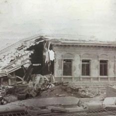Costado Norte del Palacio Centroamericano de Juticia que fue totalmente destruido. La verja está tumbada sobre la acera. Hoy Colegio de San Luis Gonzaga. Rudd, 1910