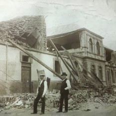 Dr. Alexander Pirie de cincuenta años de edad con su chofer, sobrevivientes del terremoto, frente a la Escuela de Párvulos que se situaba donde hoy en día está el Club Social de Cartago. Rudd, 1910